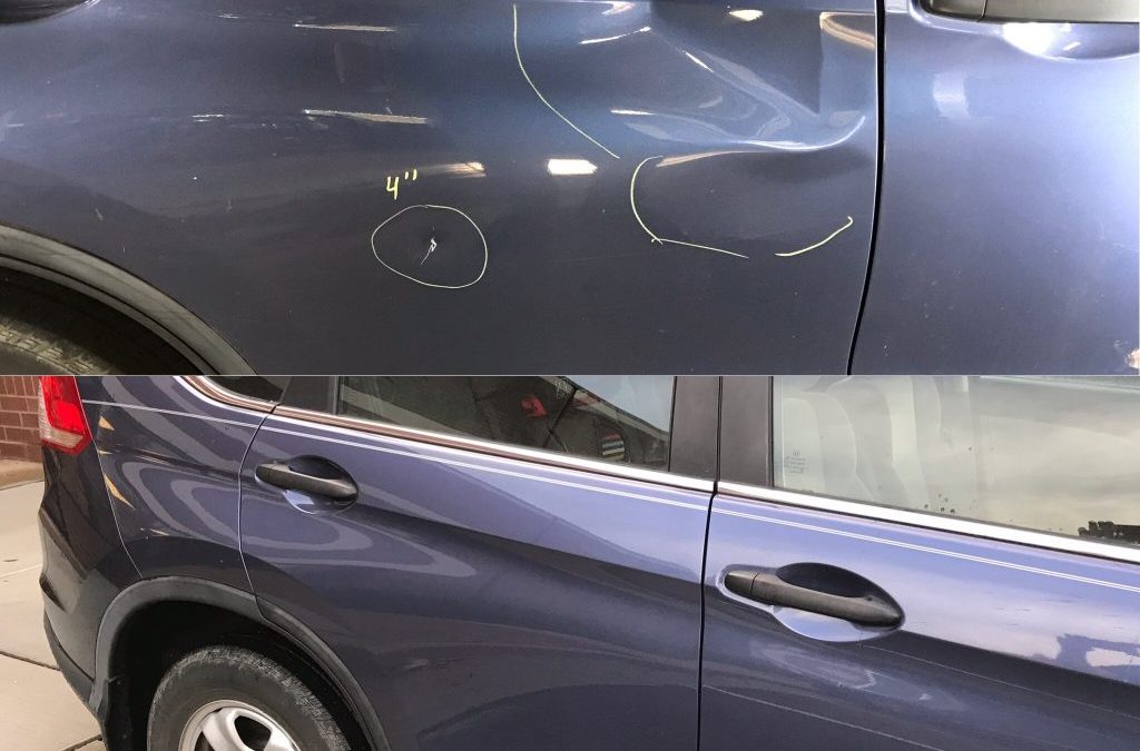Técnico dando acabado a mano a un cofre con una herramienta de golpeo